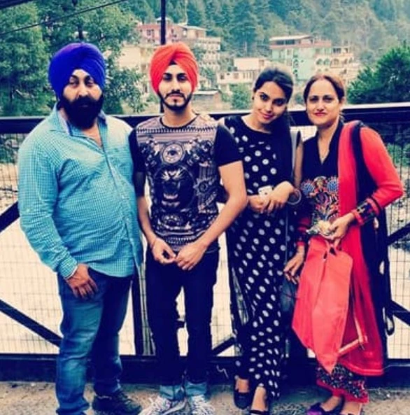 Rohanpreet-Singh-With-Parents-And-Sister